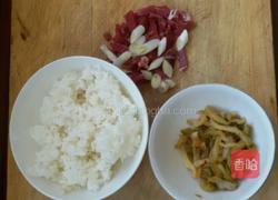 榨菜丝炒米饭，的做法图解1