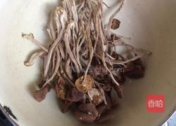 茶树菇排骨汤的做法图解1