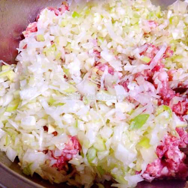 选用前腿肉剁成肉馅儿，依次加入姜末，少许白糖，料酒，生抽，盐，拌匀后加入调好的葱末
