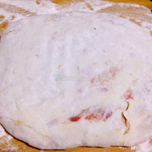 整成圆形后，用手轻轻按成圆饼状(两面都要按)，用手按是为了让肉饼层次更分明