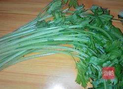 素拌芹菜叶的做法图解1