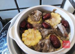 玉米排骨汤的做法图解1