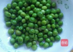 豌豆粒炒胡萝卜的做法图解1