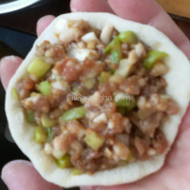 擀面杖擀开包入肉馅。