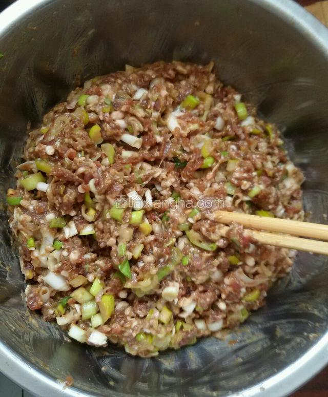 羊肉放所有调味料拌匀。