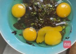 香椿芽煎鸡蛋的做法图解3