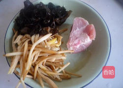 黄花菜木耳炒肉的做法图解1