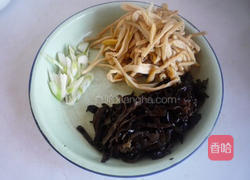 黄花菜木耳炒肉的做法图解3