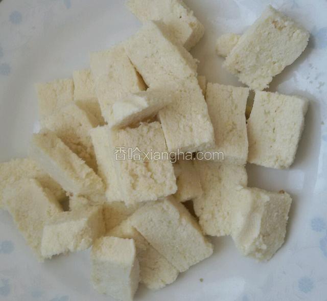 豆腐切成小块备用。