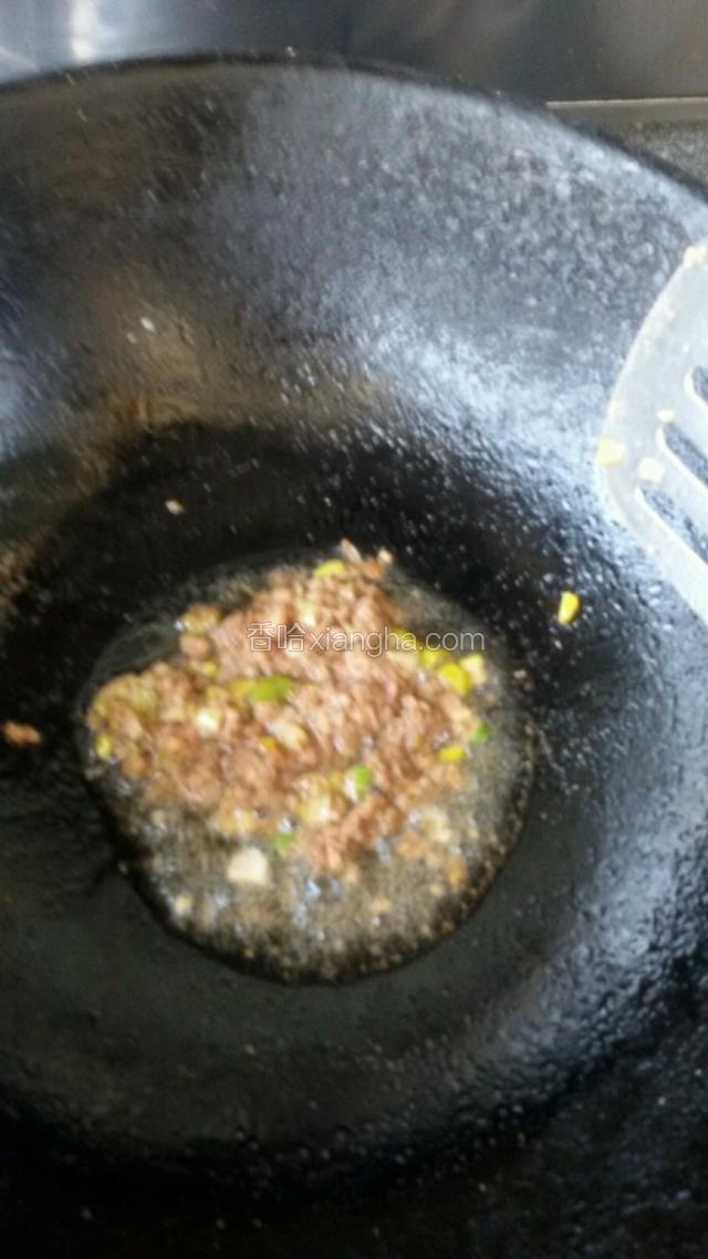 利用煎豆腐余油爆炒肉末变色段生放一点酱油。