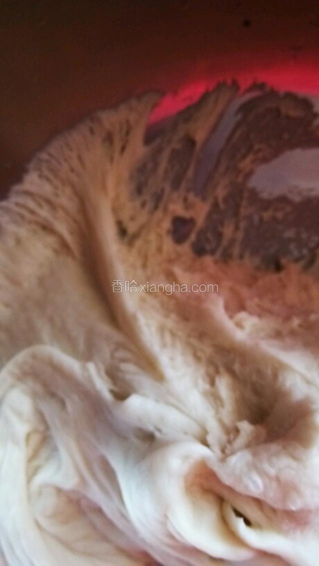 发酵至两倍大，手指粘点面粉在面团中间戳个洞不回缩，面团里成为蜂窝状就好了