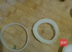 洋葱圈煎鸡蛋的做法图解1