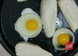 洋葱圈煎鸡蛋的做法图解2