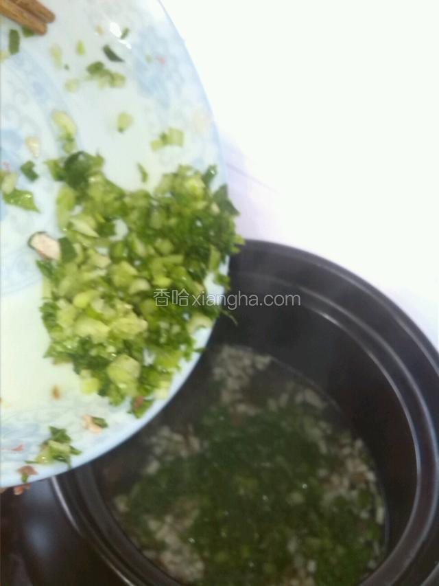 然后放青菜沫烧开