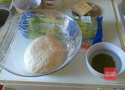 芹菜包子的做法图解1