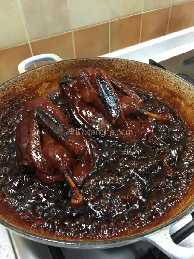 一个小时左右鸭身酥软，改大火收汁至浓稠，再加入适量蜜汁桂花，关火