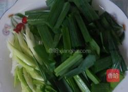 腊肉炒辣椒蒜苗 的做法图解1