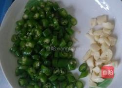 腊肉炒辣椒蒜苗 的做法图解2