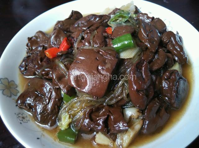 打开锅盖，倒入淀粉大火收汁，加入味精，盛盘既可。