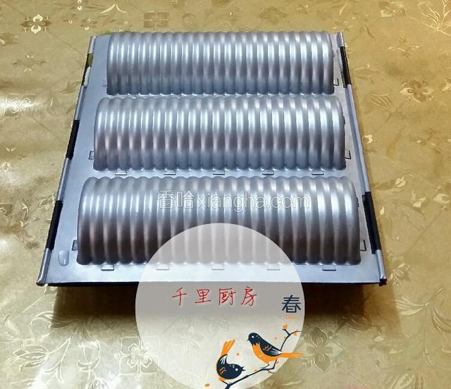 由於車輪模是圓形模，所以要蓋上蓋子發酵約40分鐘