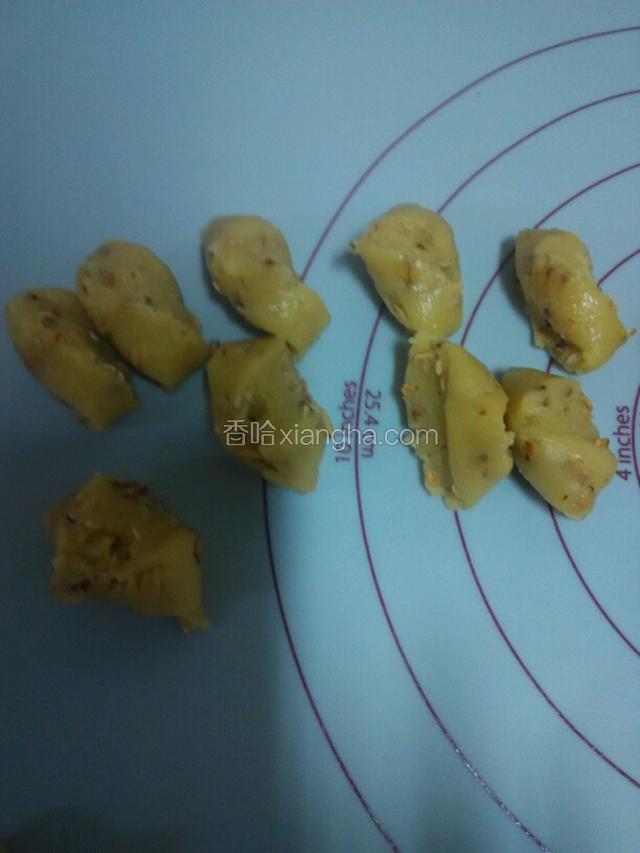 饧好的面团直接揉成条下剂。（注意饧好的面团不要在揉了，如果继续揉，做出来的成品吃起来口感会发硬）