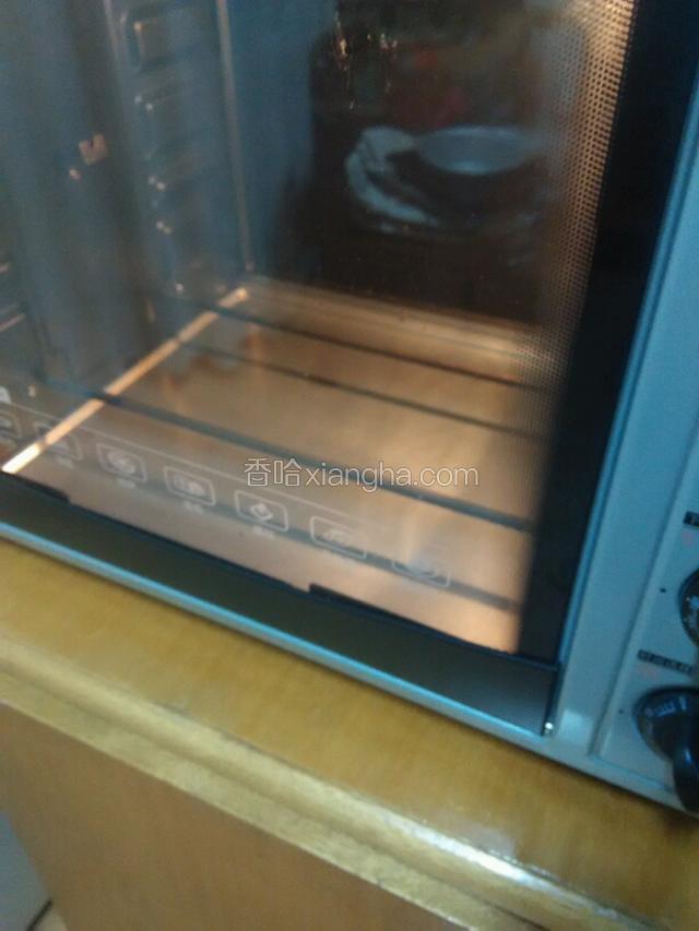 烤箱180度预热三分钟。