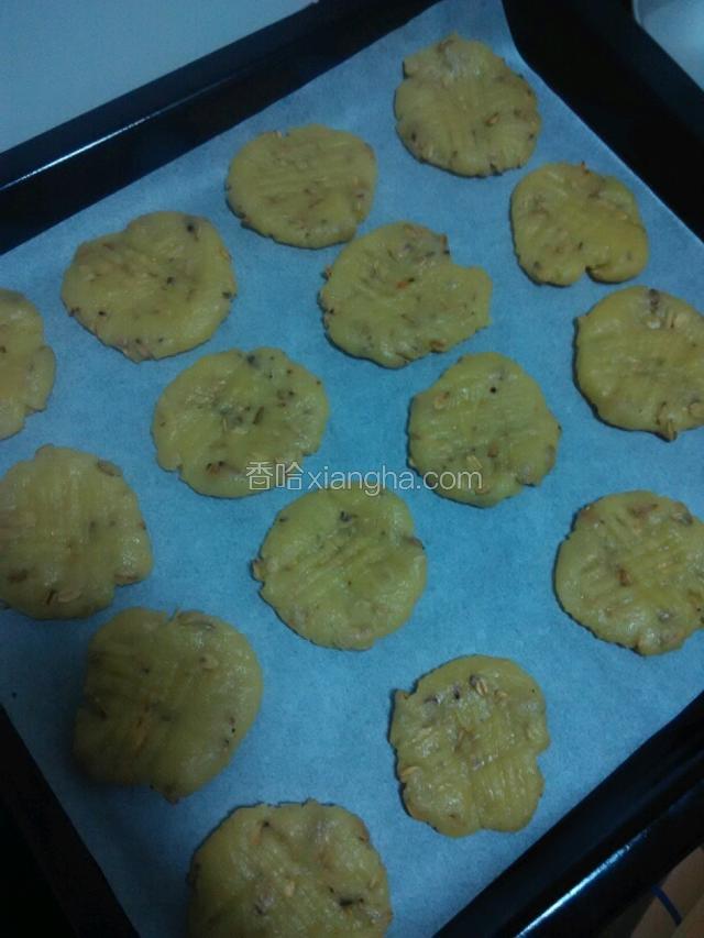 做好的面饼摆放到烤盘上，注意饼与饼之间要留有空隙。