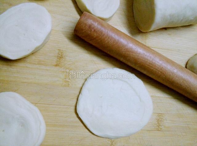 取出面团，分成每个约20克的小团，擀皮儿，最好擀成内厚边薄；