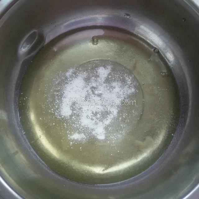 蛋白加拧檬汁和塔塔粉用电动打蛋器进行打发。