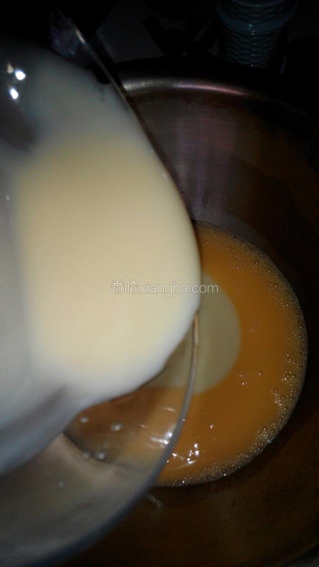 鸡蛋液里加入蜂蜜和炼奶，搅拌均匀。
