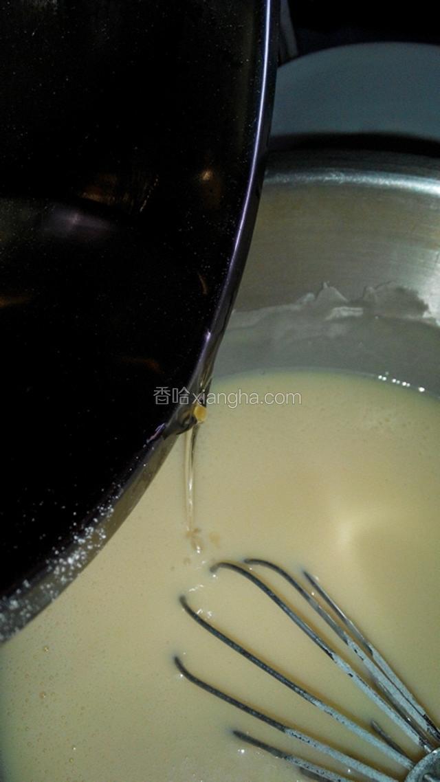 将晾凉的糖水分三次倒入面糊里，每次要搅拌均匀再加下一次。