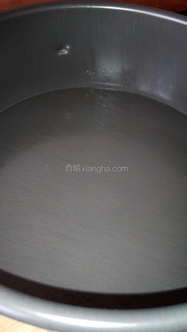 把静置好的面糊倒入凃抹植物油的7寸固体圆模，放入上下160℃的烤箱，35分钟左右即可。