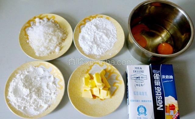 准备好奶黄馅材料:鸡蛋2个，白糖60克，淡奶油40克，牛奶60克，澄粉25克，面粉25克，黄油30克