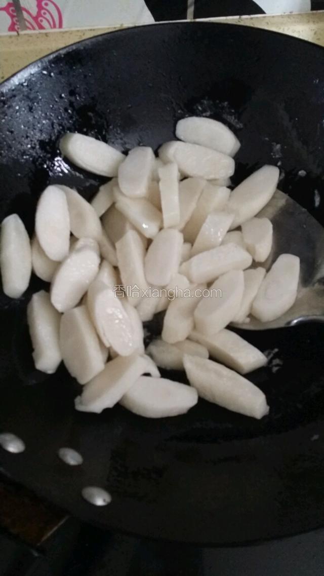 加入年糕炒软，加入红枣红糖水，熬收汁