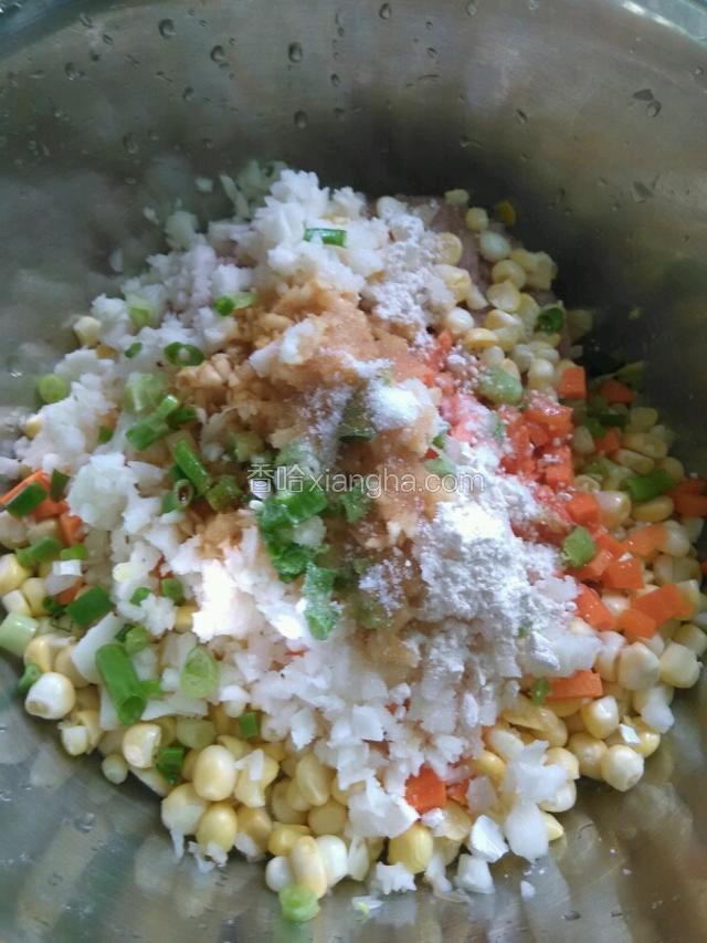 红萝卜切丁，葱切碎，玉米粒洗净，所有食材如图加入调料搅拌上劲
