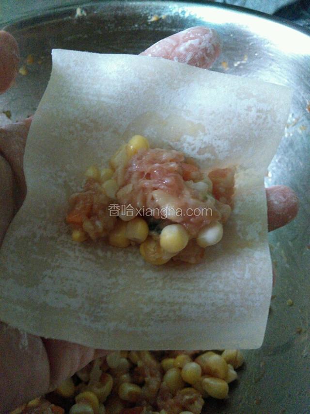 云吞皮放上肉馅