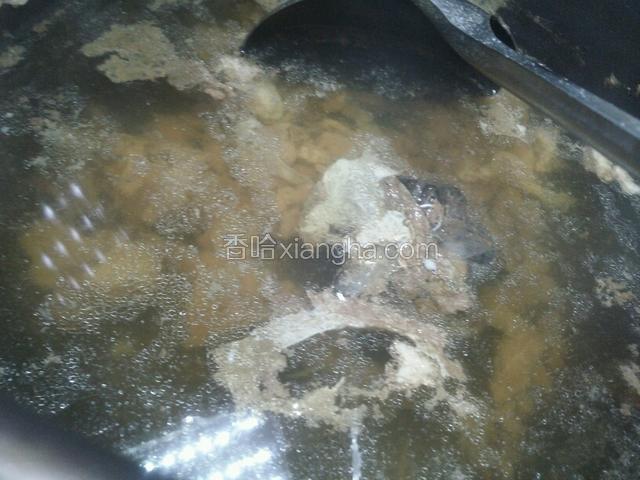 凉水放煮肉包、下羊肉于电压力锅，按牛羊肉键