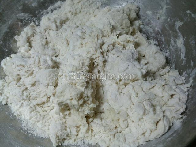 适当面粉搅拌成絮状