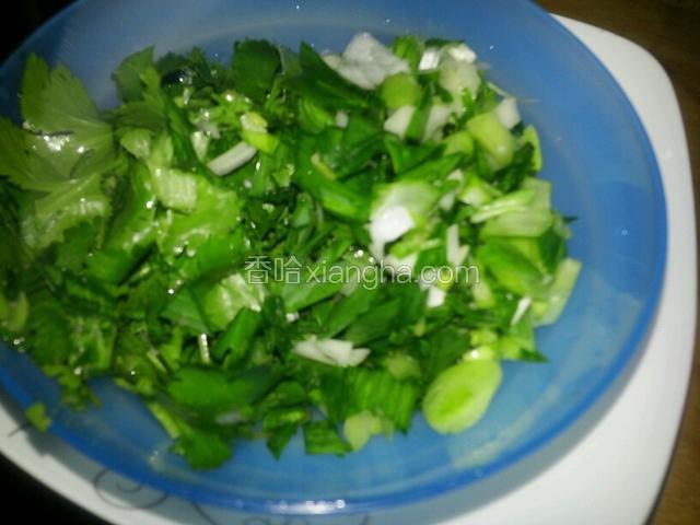 香菜、蒜苗切碎