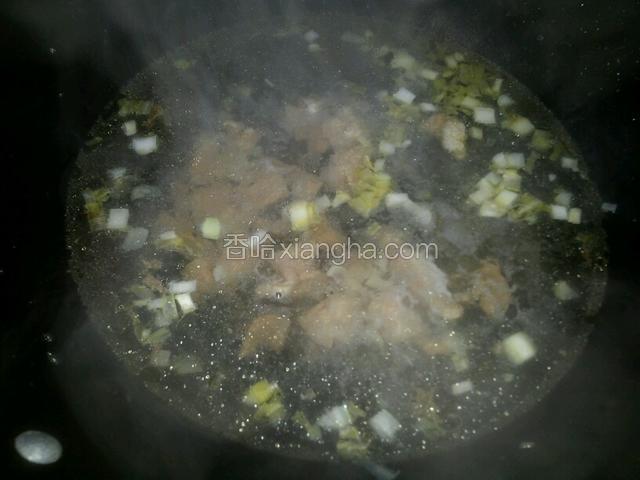 炒锅倒少许油爆香葱花，加羊肉和汤