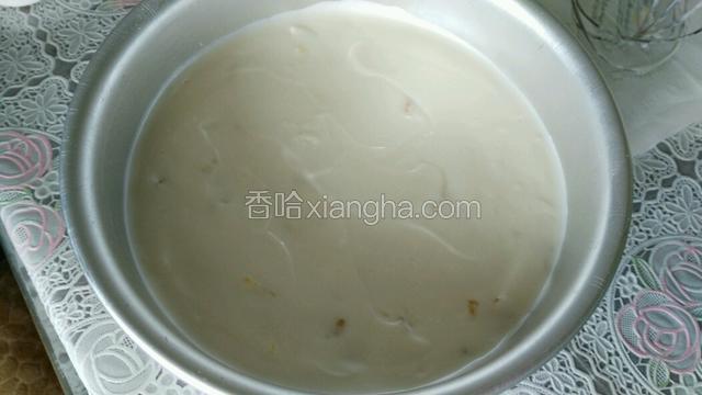 取出鱼胶粉放微波炉里叮20秒，迅速倒入奶糊中拌匀，加入一半熟菠萝搅拌，倒进模具里抹平表面，冷藏1--1.5小时脱模。
