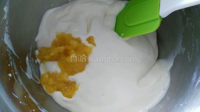 奶油奶酪用电动打蛋器打至细软，分2--3次加入50克砂糖。整体发白蓬松分2--3次加入酸奶，柠檬汁，牛奶拌匀。