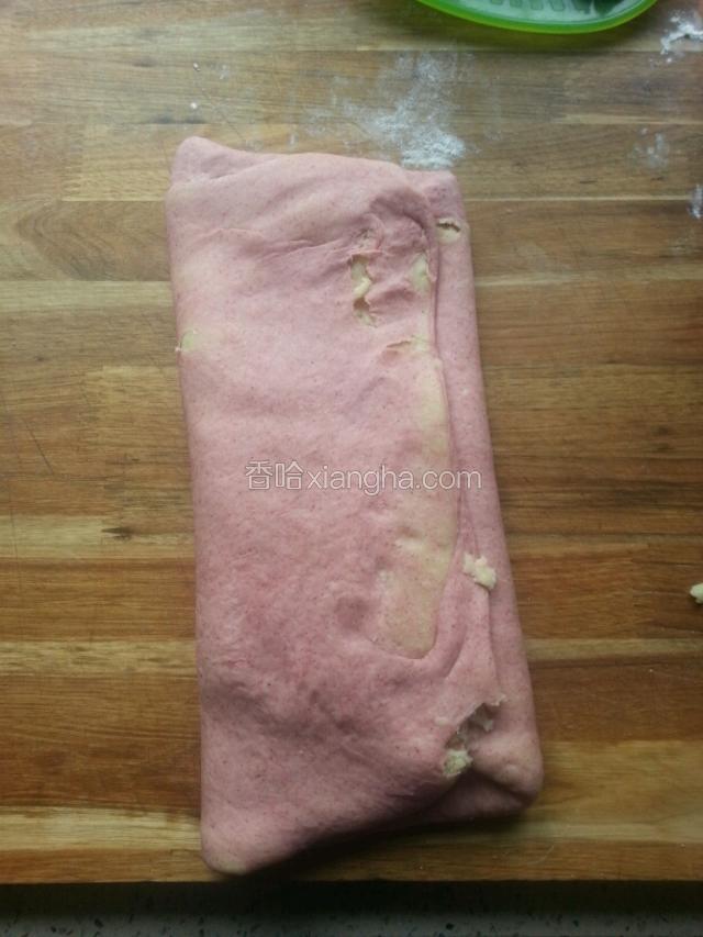 擀开，在对折，在擀开，做成长条
下剂子60克一个，包入芝麻馅或者白糖馅
按扁放在烤盘里，刷上蛋黄，撒上芝麻