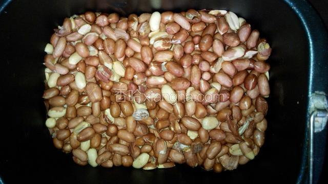 翻炒30分钟后,机器自动停上工作,再按翻炒干货,机器又开工了,30分钟后,关掉电源,香喷喷的花生米炒好啦！