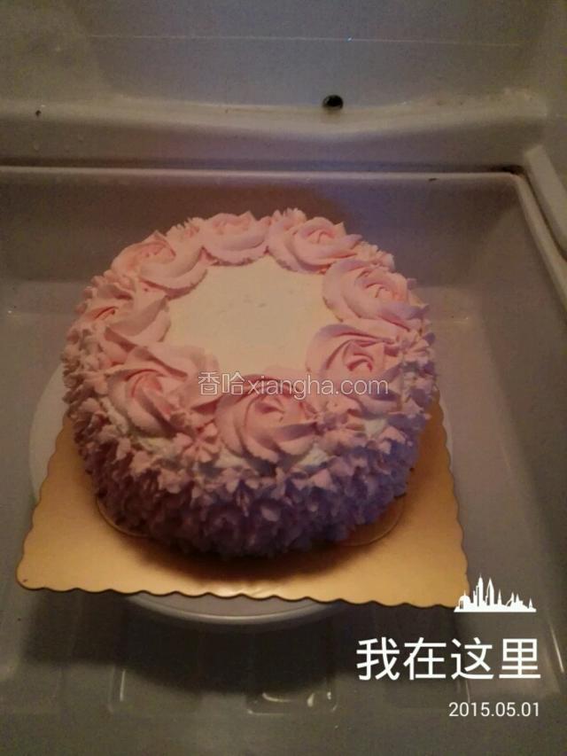 然后，抹平表面和侧面开始裱花。把剩下的奶油用牙签粘上粉红色素调成喜欢的粉，装入裱花袋。用2D玫瑰花嘴在表面裱一圈玫瑰花。再在侧裱满小樱花，还是玫瑰花嘴。