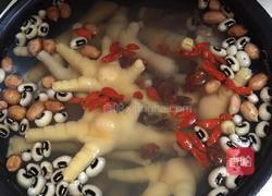 养颜鸡脚汤的做法图解3