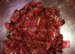 尖椒炒牛肉的做法图解1