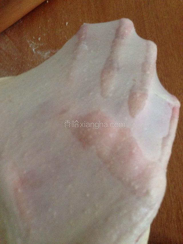 除黄油外所有材料混合，揉出大片薄膜加入黄油揉至耳垂般柔软能拉出大片薄膜。