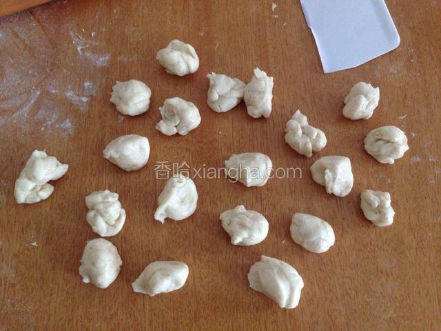 密封静置发酵至两倍大，分割成10克每份，静置15分钟。（注意覆盖保鲜膜）