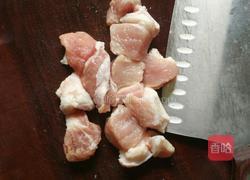 红萝卜木耳酸甜猪肉丸子的做法图解1